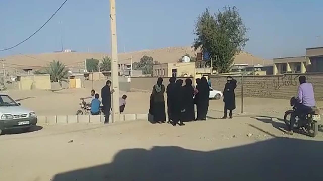 گلایه از نداشتن آموزگار در روستای چاه دولت + فیلم