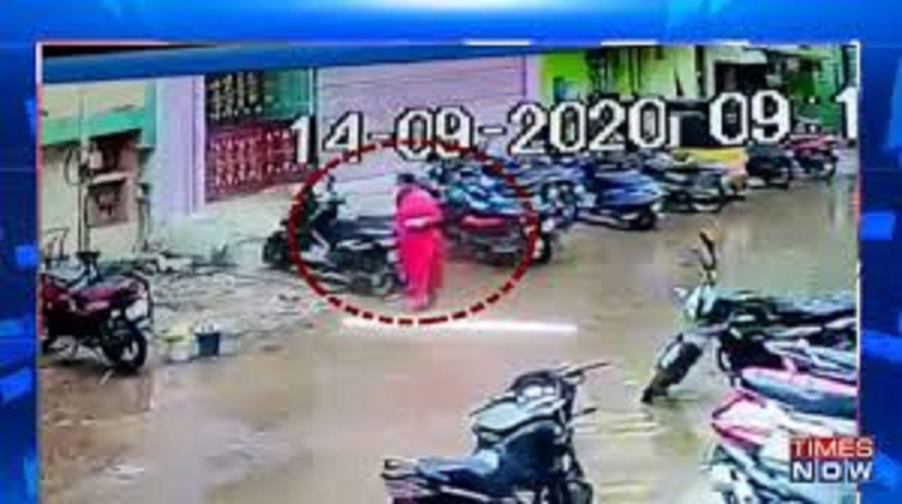 لحظه برق گرفتگی زن هندوستانی در خیابان
