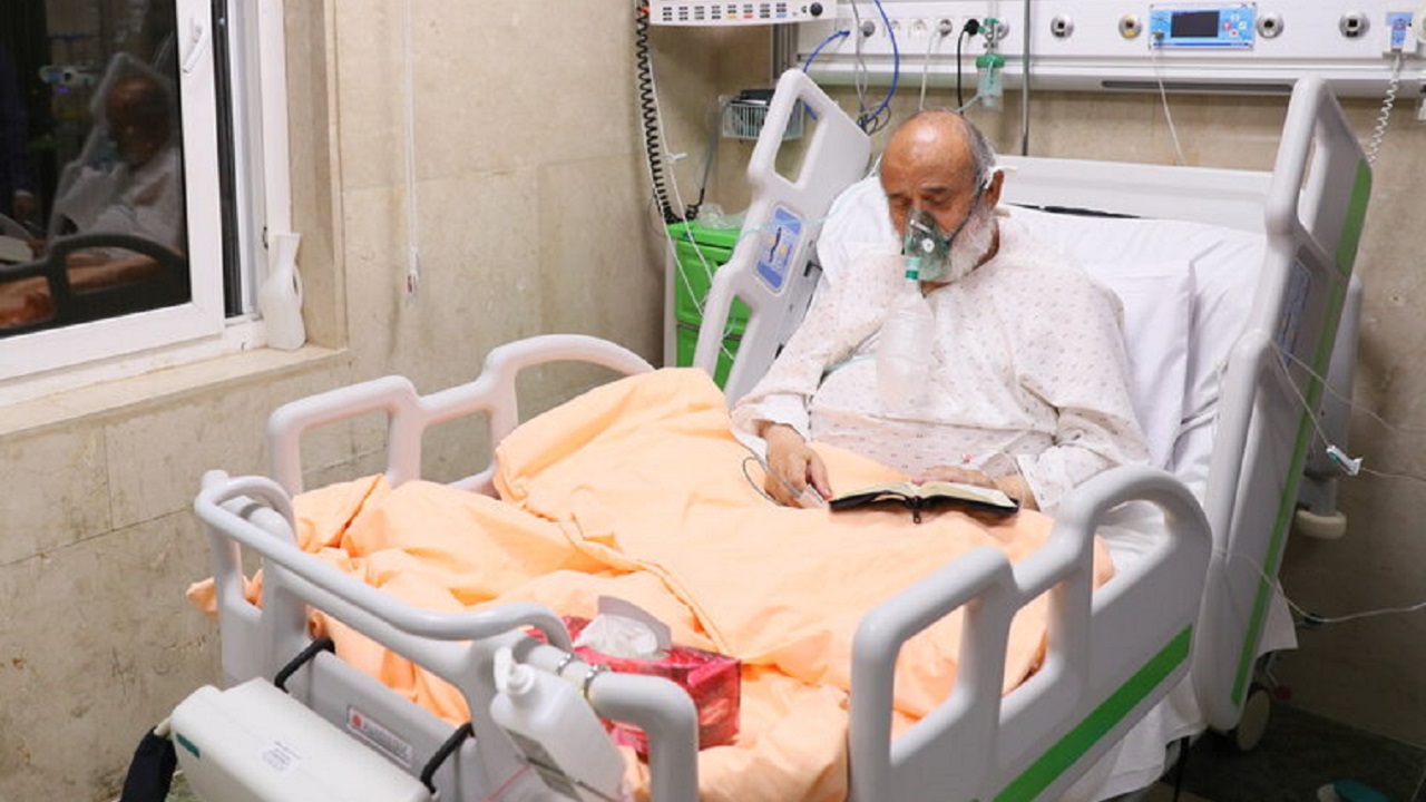جدیدترین ویدئو از حجت الاسلام انصاریان در حال اقامه نماز در بیمارستان