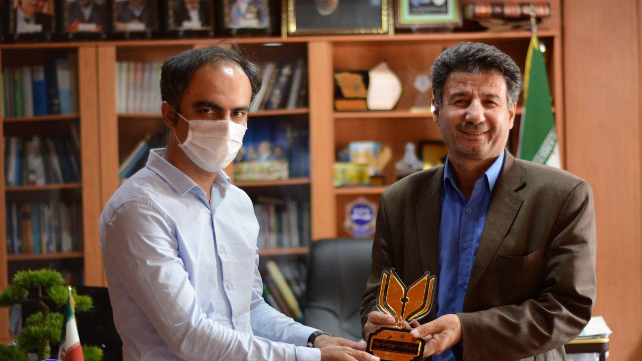 اهدای تندیس سومین جشنواره سراسری داستانک کُردی به فرماندار مهاباد