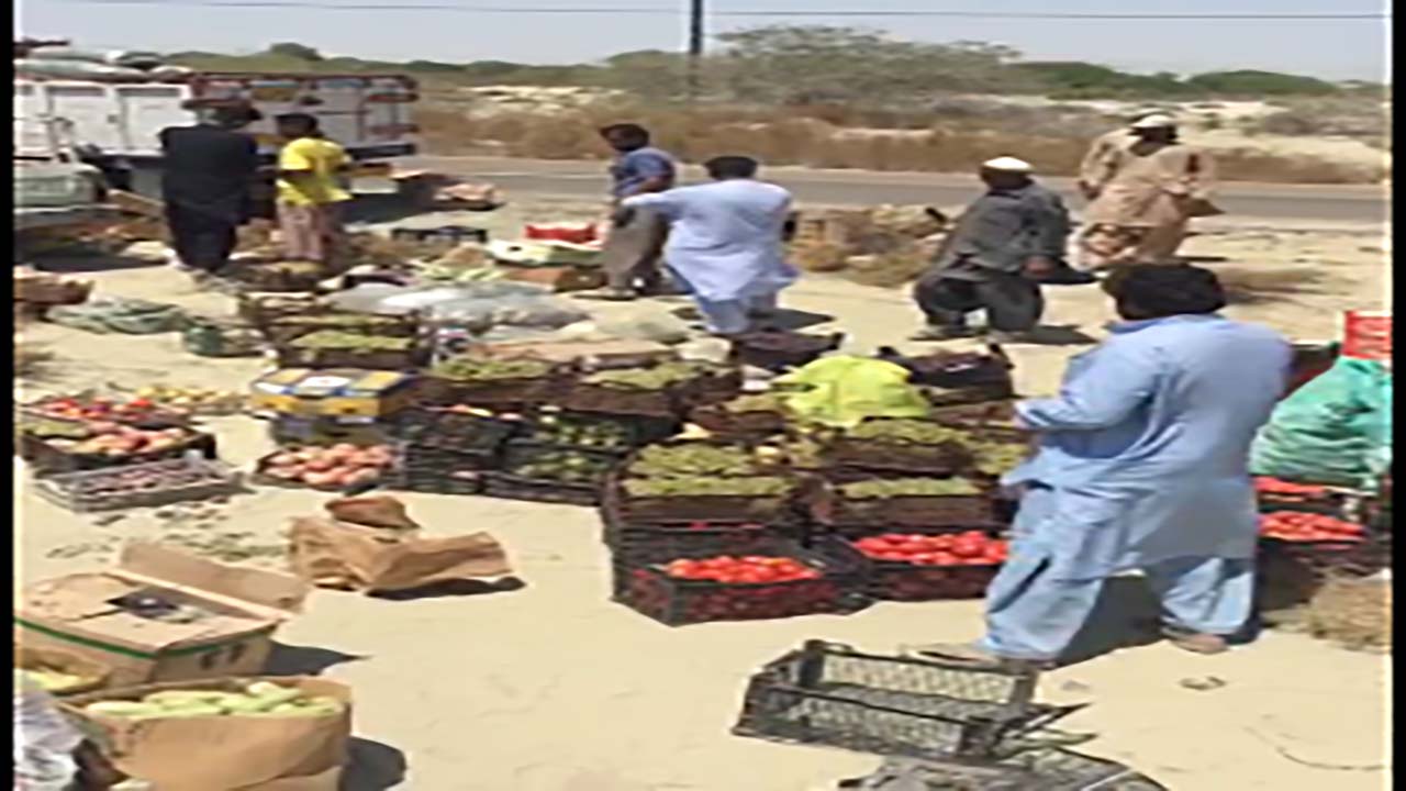 واکنش مردم کنارک به کامیون چپ شده بار میوه +فیلم