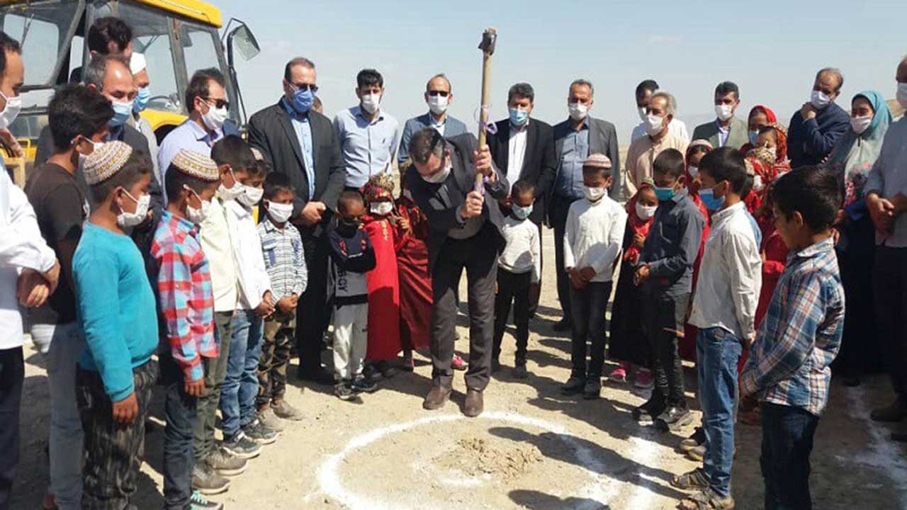 کلنگ زنی احداث مدرسه دو کلاسه خیّرساز در مراوه تپه