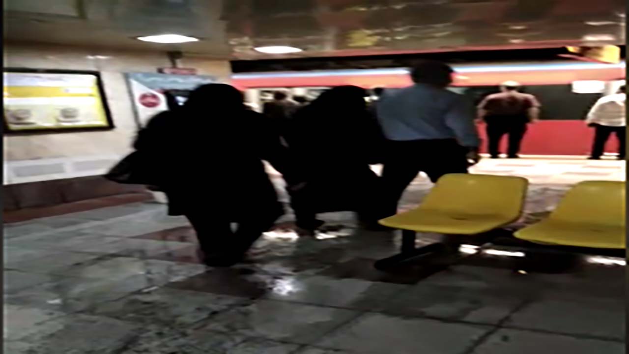 چکیدن آب از سقف ایستگاه مترو + فیلم