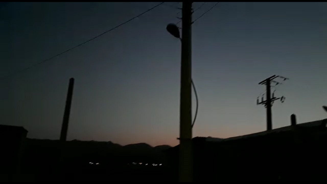 نبود روشنایی در معابر روستای شیخ سرخ‌الدین + فیلم