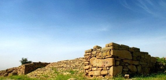 بنایی که نحوه ساختش شباهت خاصی به نوع ساخت تخت جمشید دارد