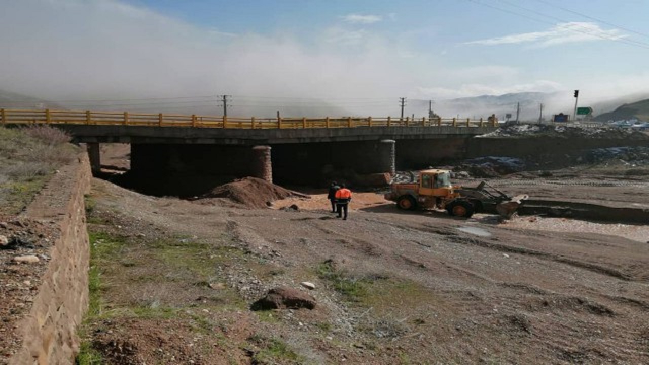 مرمت و بهسازی بیش از ۱۰ دستگاه ابنیه فنی را‌ه های شهرستان درمیان