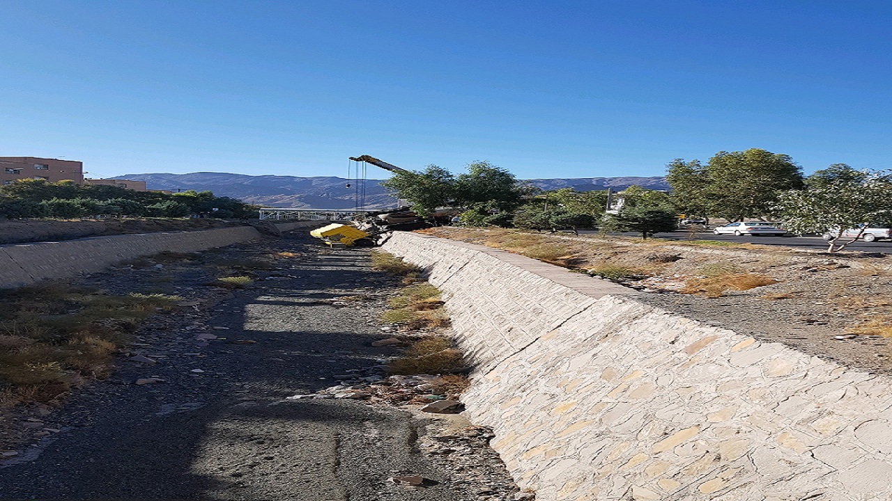 سقوط تریلر به داخل کانال آب در بیرجند