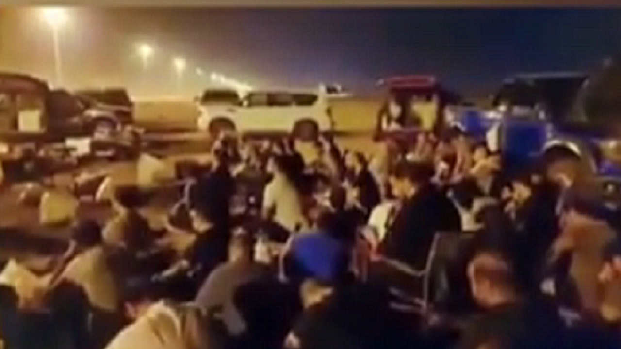 عزاداری زائران کویتی پس از منع ورودشان به خاک عراق + فیلم