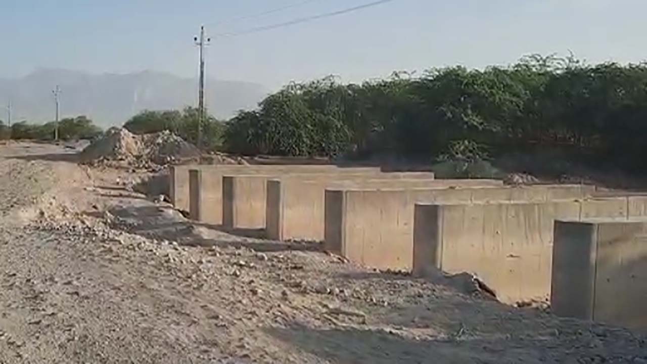 نیمه‌کاره ماندن پروژه ساخت راه ارتباطی روستایی در بندرعباس + فیلم