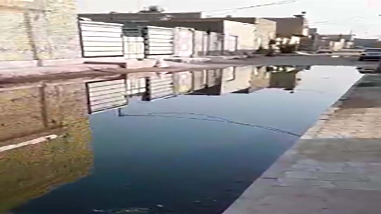 جاری شدن فاضلاب در معابر کوی مشعلی اهواز + فیلم