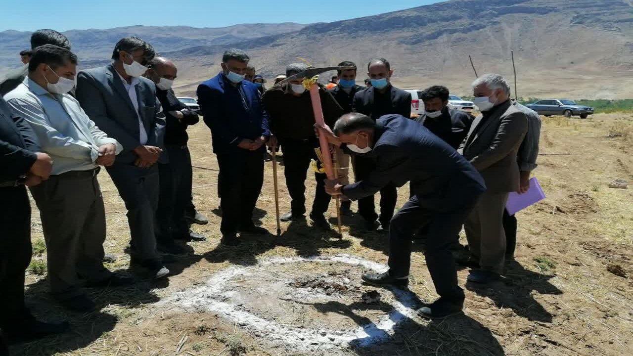 کلنگ زنی عملیات اجرای سیستم آبیاری نوین در اراضی روستای رستم آباد