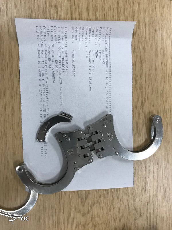گرفتار شدن پلیس حین آموزش دستبندزدن!
