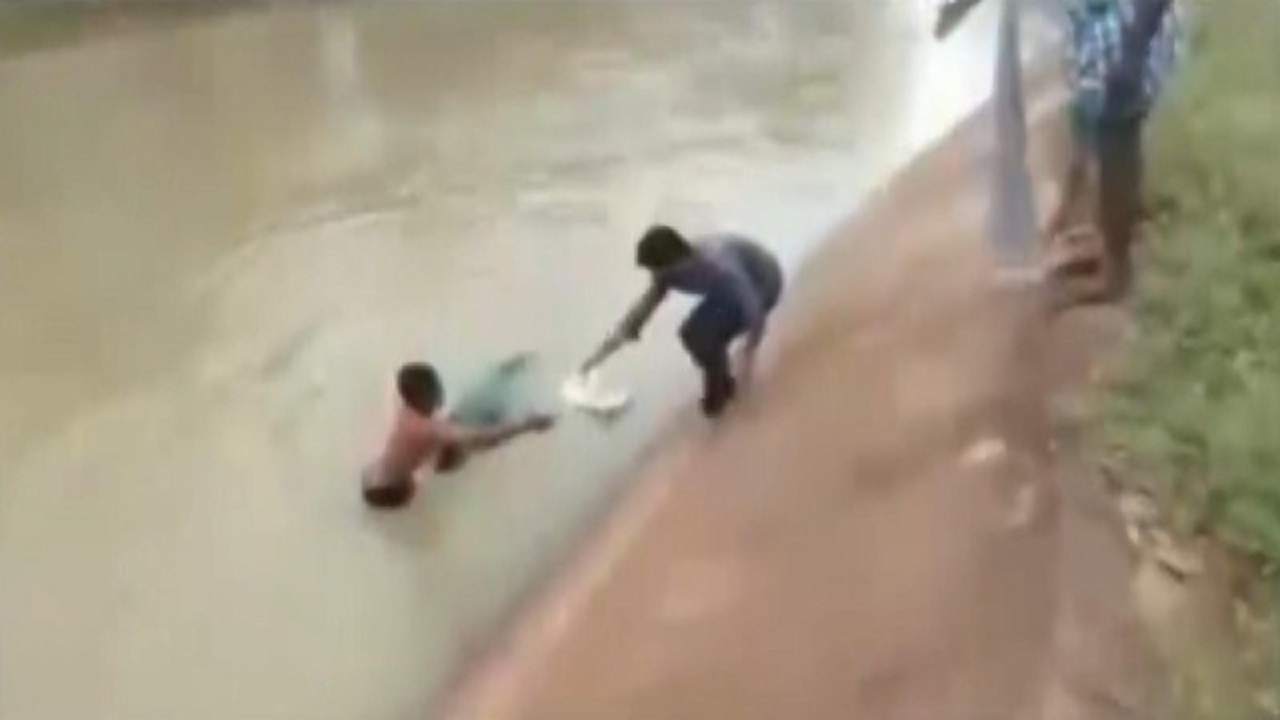 لحظه نجات زن سقوط کرده در کانال آب