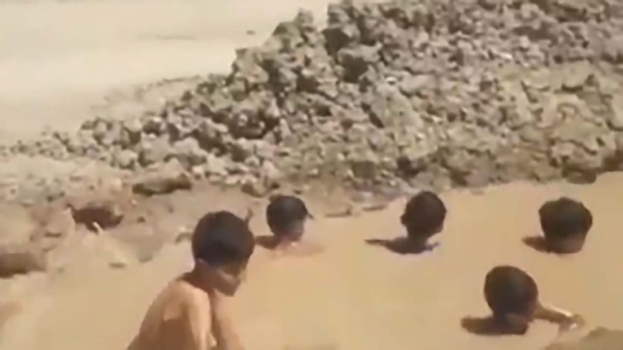شنای کودکان در وسط خیابان + فیلم