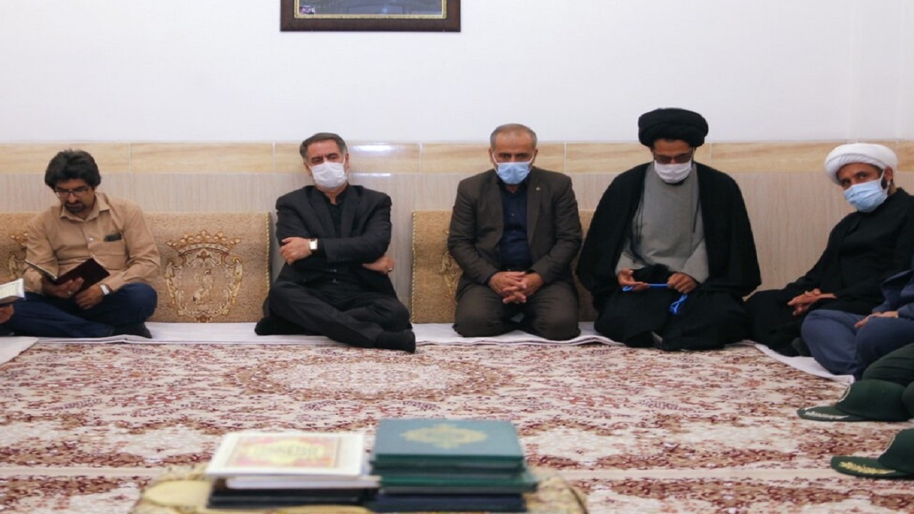 ادای احترام استاندار چهارمحال و بختیاری به مقام سرباز شهید