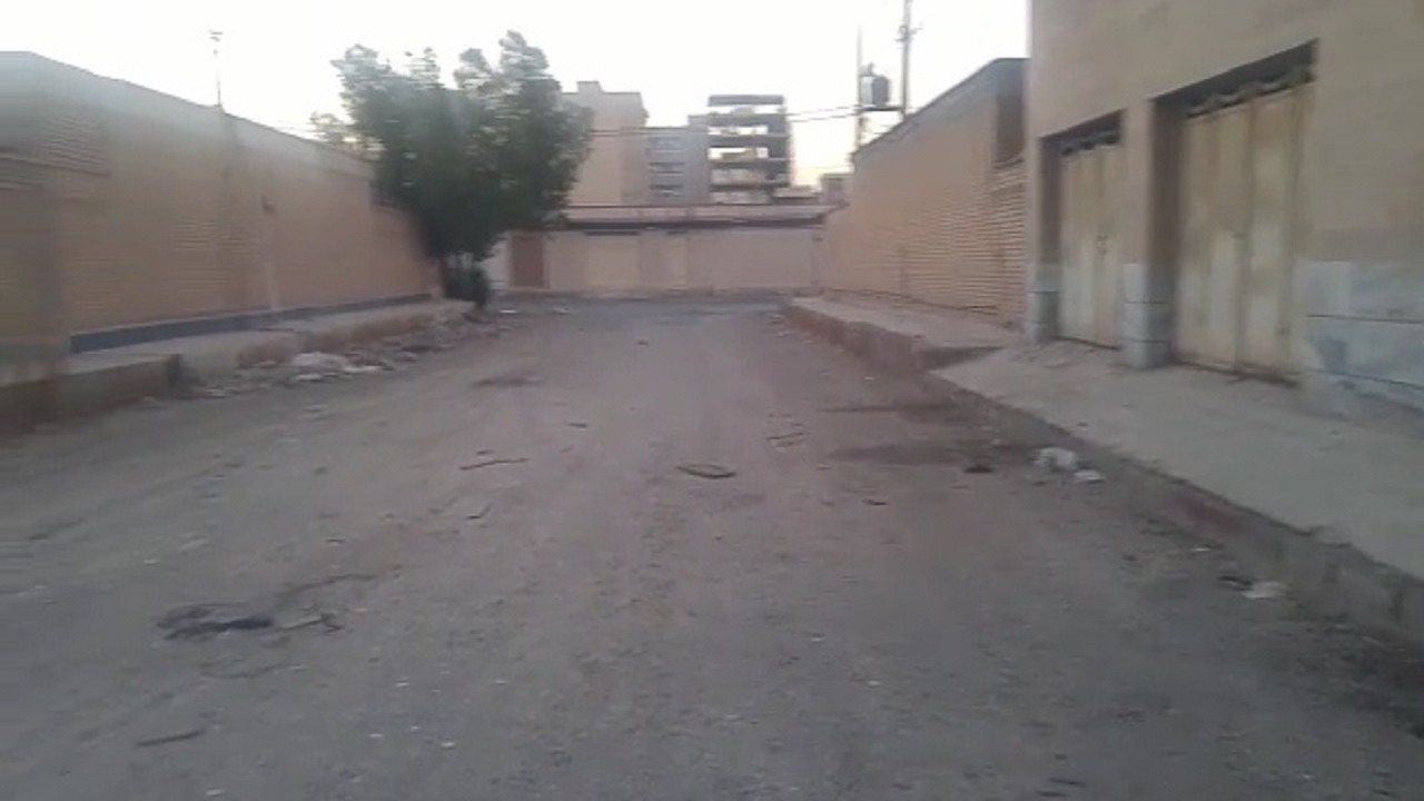 سال‌ها چشم‌انتظاری برای آسفالت خیابان در شهرک آغاجاری اهواز + فیلم