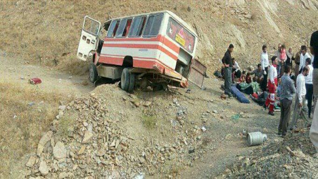 واژگونی مینی بوس در محور شهرکرد به سامان