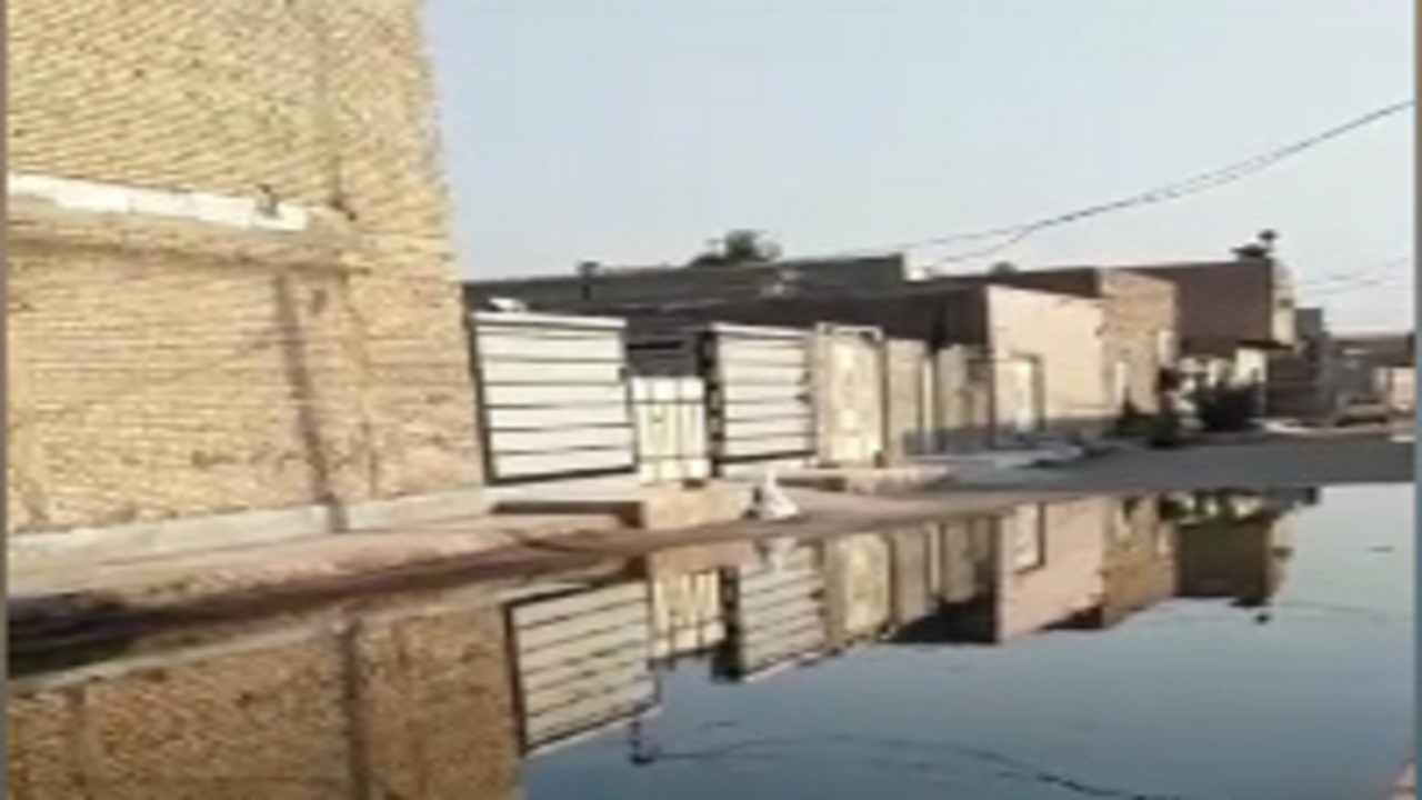 وضع نامناسب فاضلاب در خیابان فاخر کوی مشعلی اهواز + فیلم
