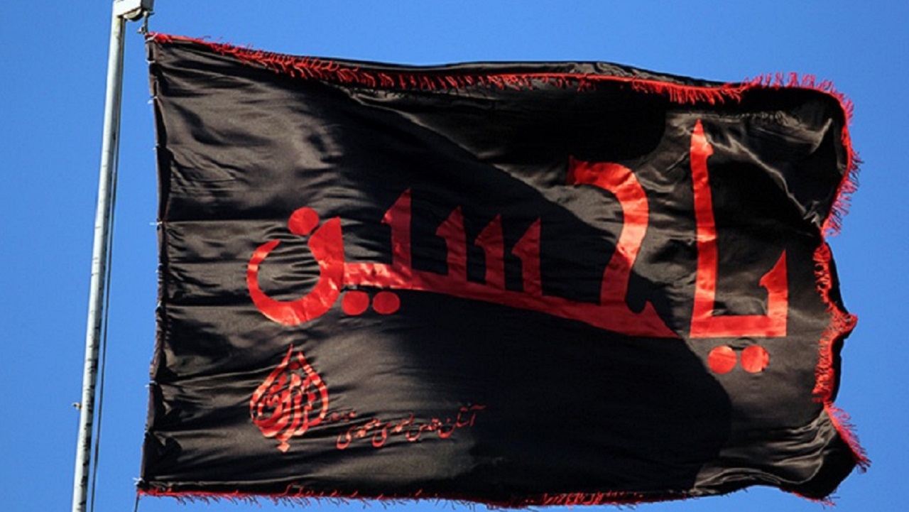 برافراشته شدن پرچم امام حسین (ع) به دست زوج اروپایی