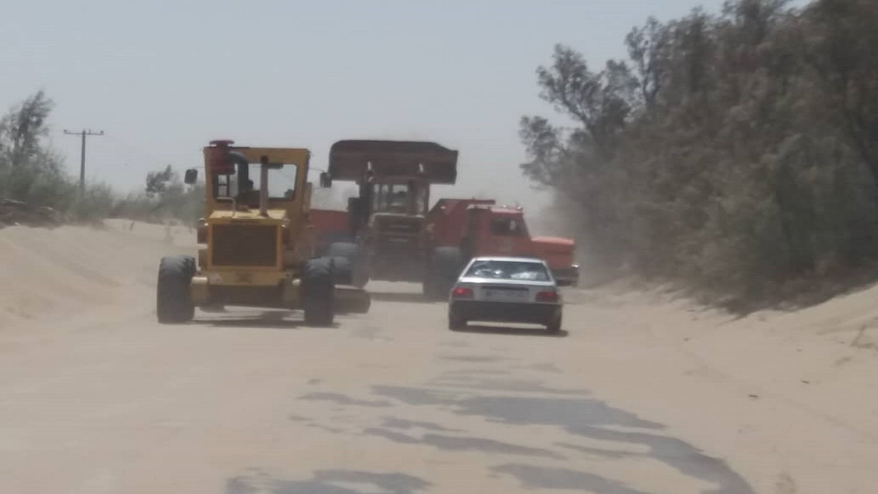 تلاش راهداران زهک برای جلوگیری از قطع راه ارتباطی ۱۷ روستای درگیر طوفان