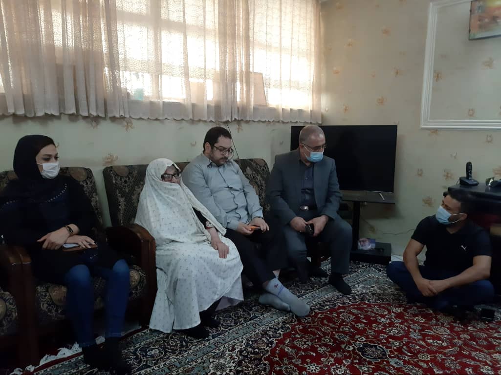 حضور حسن رحیمی بر سَر مزار آقا تختی و ديدار با مادر دو شهید در روز ملی کشتی