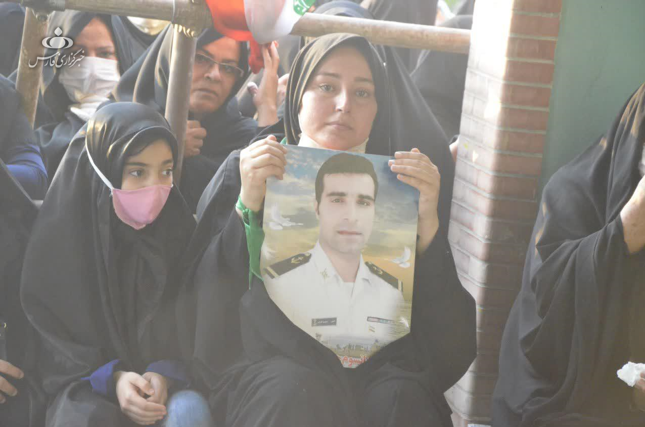 گفت&zwnj;وگو با مادر و همسر یکی از شهدای دریایی ناوچه کنارک/ صد قدم تا منزل ابدی پسرم فاصله دارم