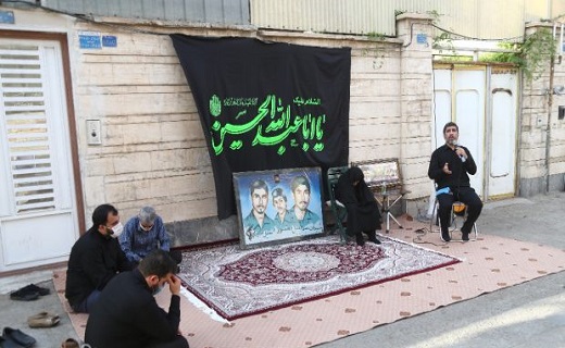 روضه&zwnj;خوانی مداح مشهور در جوار منزل شهیدان کارکوب&zwnj;زاده در قم 