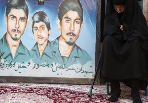 روضه‌خوانی مداح مشهور در جوار منزل شهیدان کارکوب‌زاده در قم +تصاویر