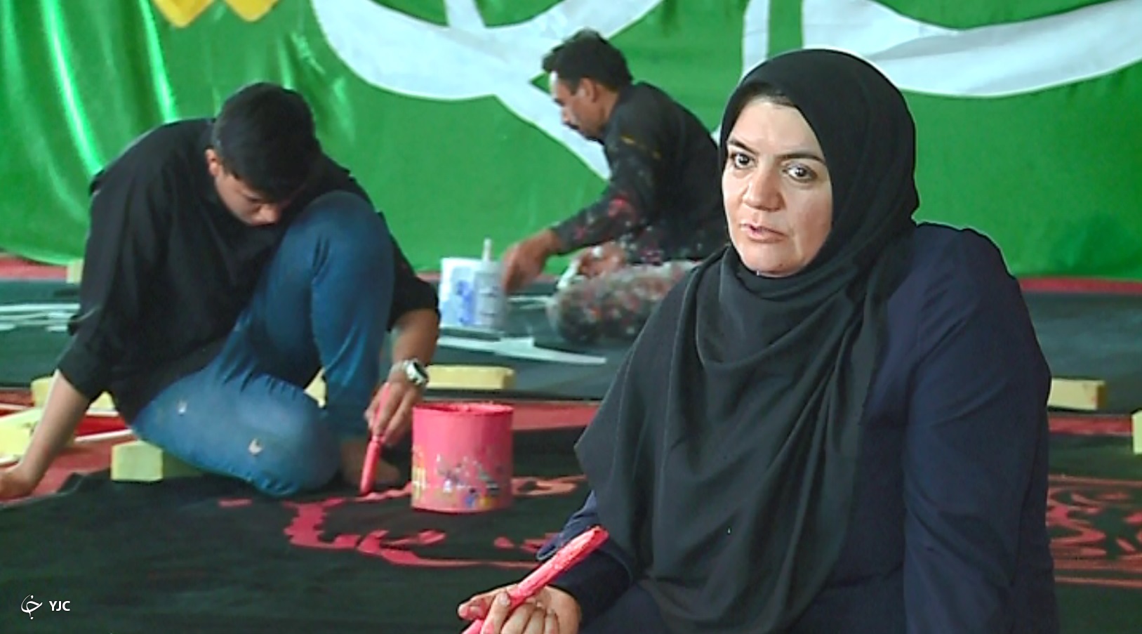 همسر یغمائیان هنرمند تحریرگر پرچم در خمین سفر به هفت شهر عشق با بیرق محبت اهل بیت