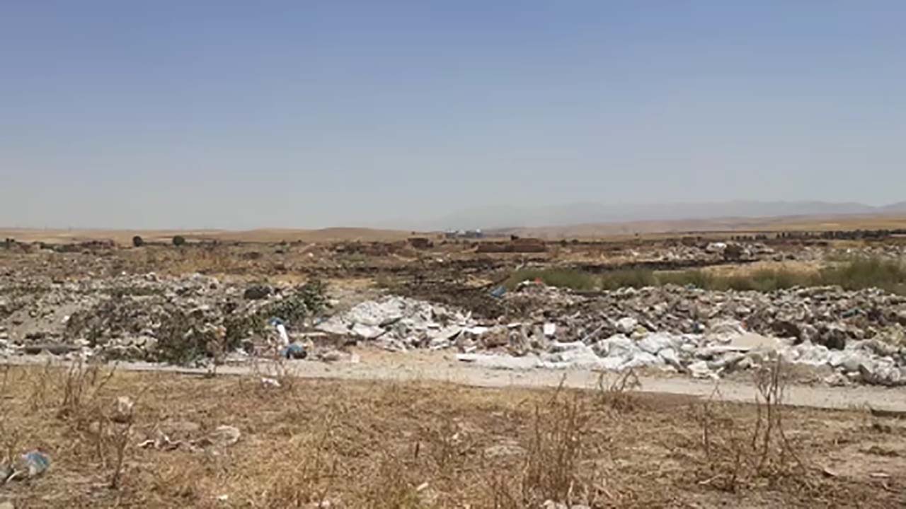 انباشت زباله و نخاله‌های ساختمانی در جاده «منوچهر آباد» + فیلم