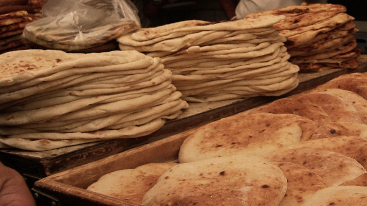 توزیع ۲۰۰ بن خرید نان بین نیازمندان بیرجند