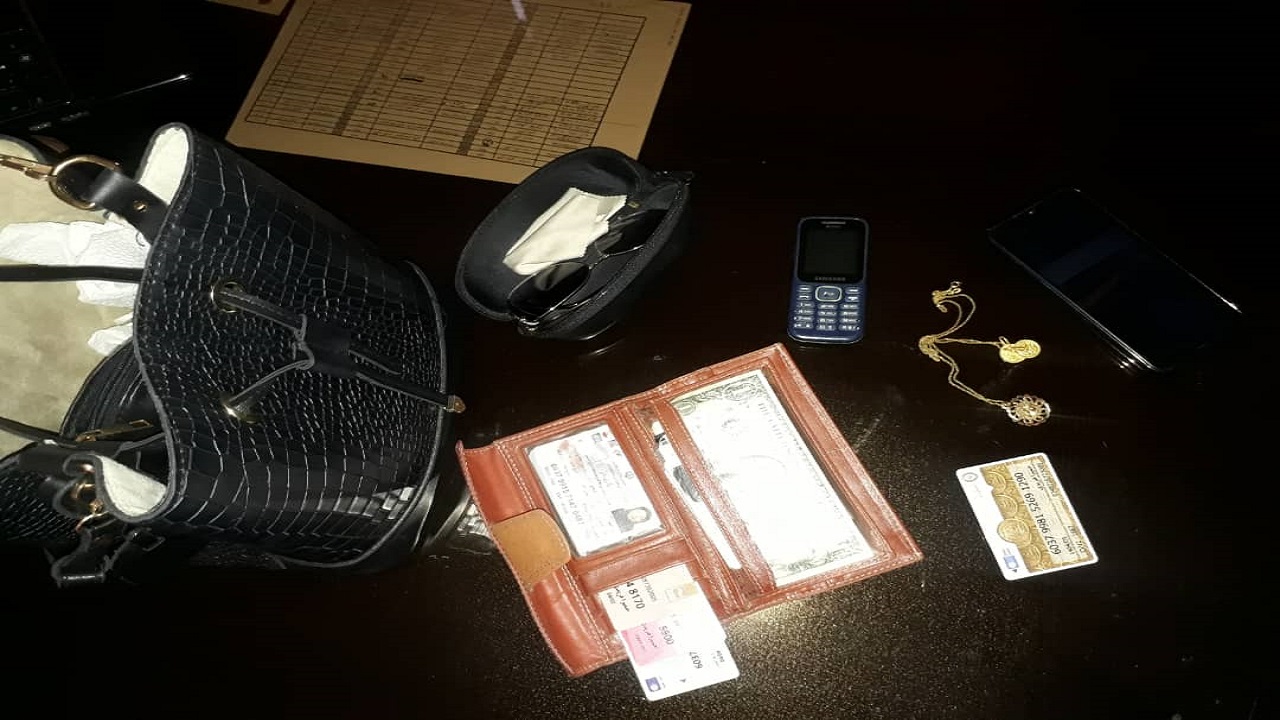 کیف حاوی طلا و پول نقد به صاحبش بازگردانده شد