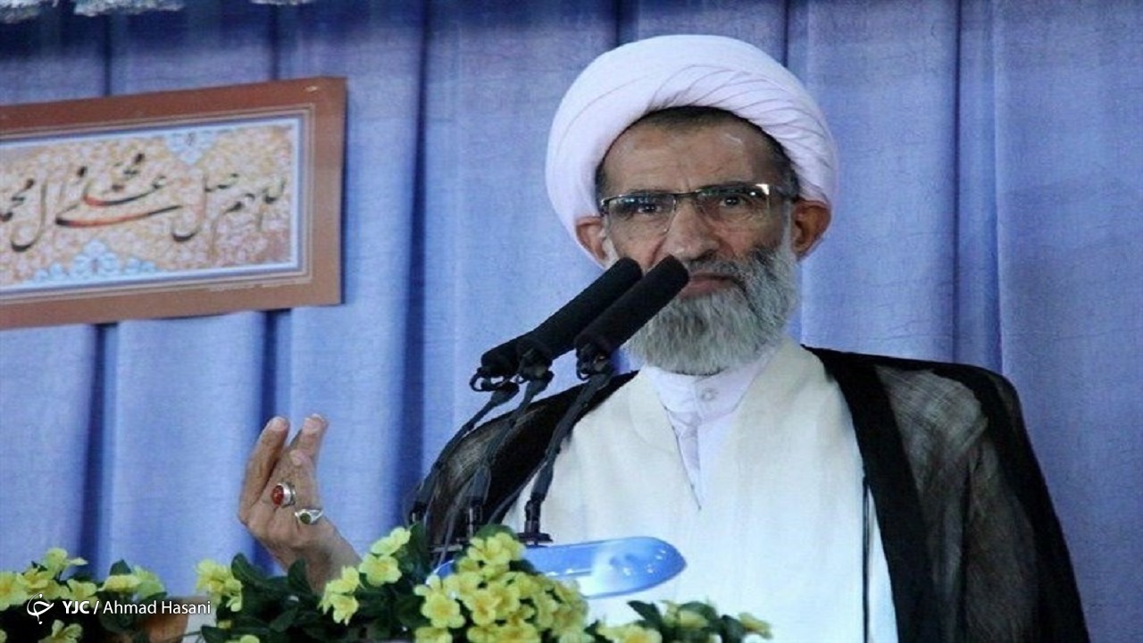 باید با پیروی از مکتب حسینی در برابر جنایتکاران جهانی ایستاد