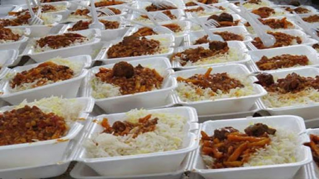 سفره نیازمندان بندر امام (ره) با ۲ هزار پرس غذای گرم رنگین شد