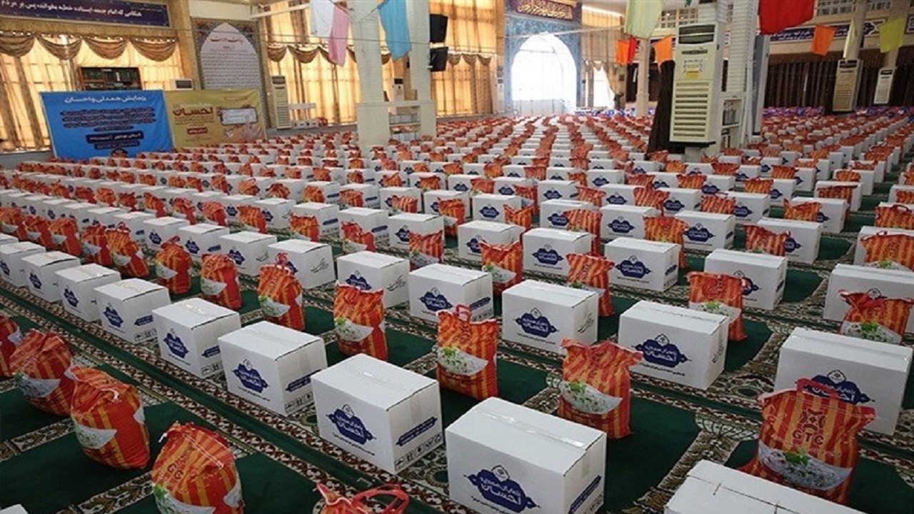 توزیع کمکهای مومنانه در شب تاسوعا در شهر سوق