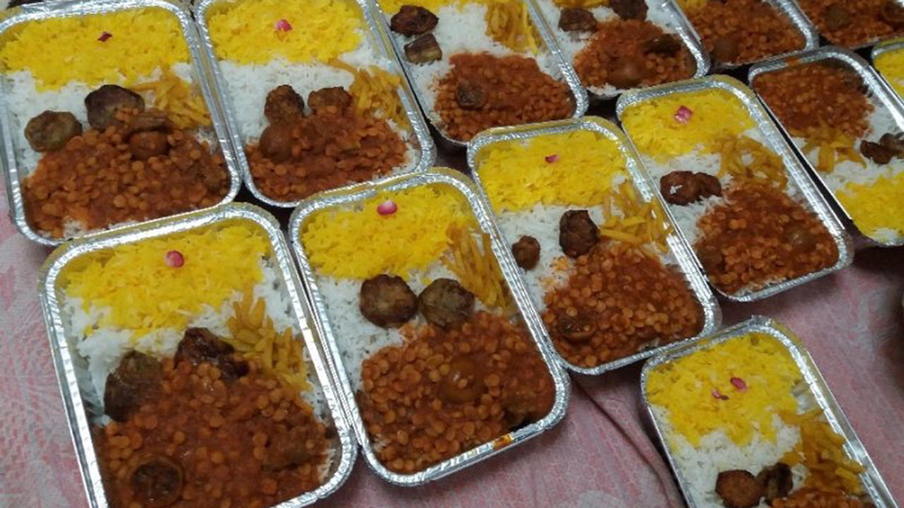 پخت بزرگترین غذای نذری در بخش ششده و قره بلاغ فسا