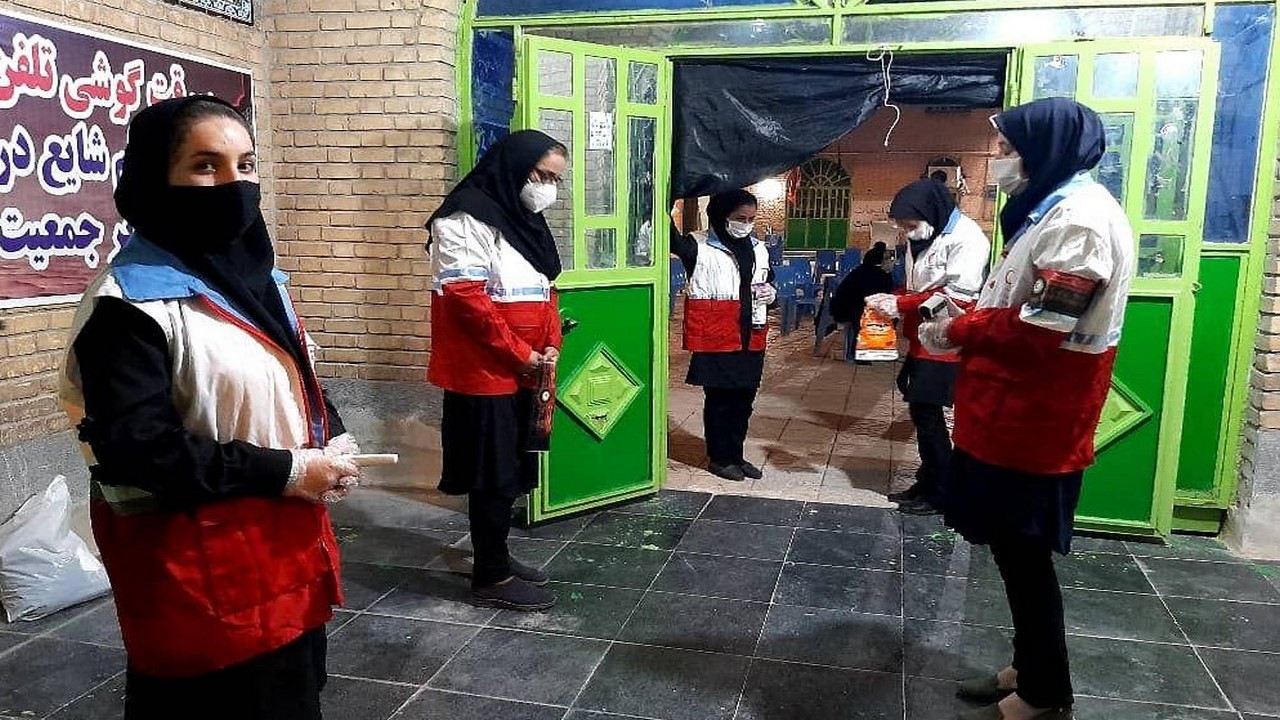اجرای طرح نذر سلامت توسط اعضای جوانان و داوطلبان هلال احمر در استان ایلام + تصویر