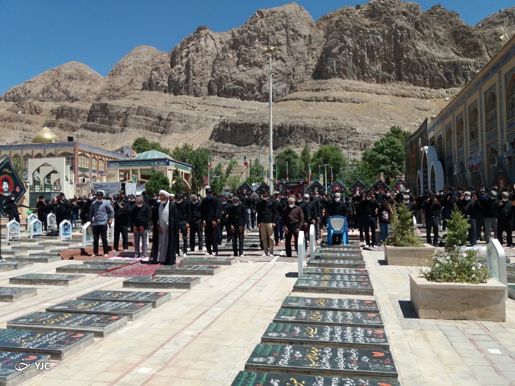 اقامه نماز روز عاشورا در گلزار شهدا 