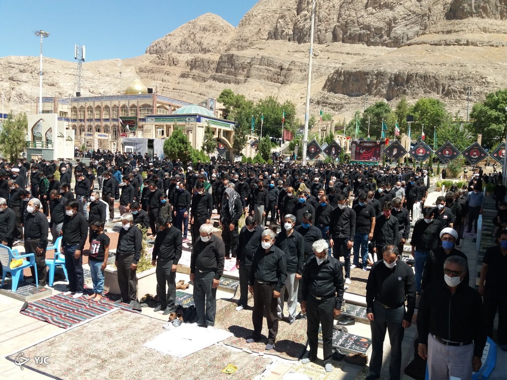 اقامه نماز روز عاشورا در گلزار شهدا 