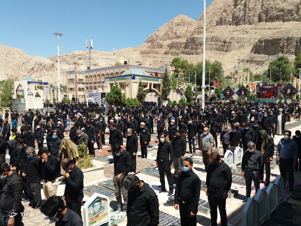 اقامه نماز روز عاشورا در گلزار شهدا 
