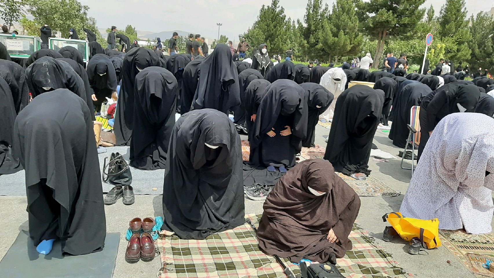 اقامه نماز ظهر عاشورا در خراسان شمالی+تصاویر