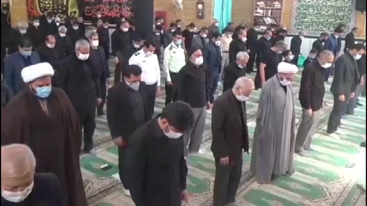 برگزاری نماز ظهر عاشورا در مسجد جامع شهرستان گِرمی + فیلم