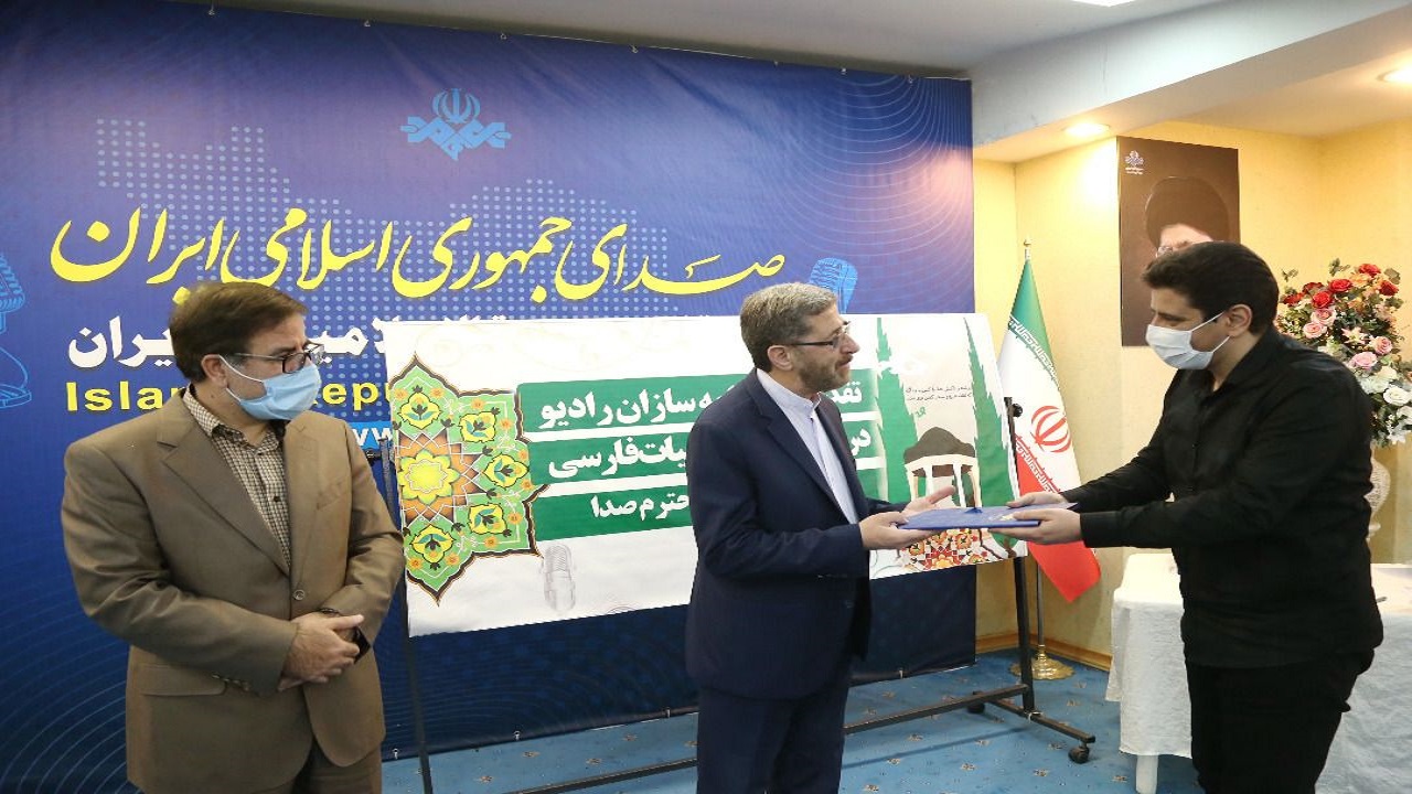 رادیو باید در پاسداشت زبان فارسی رسانه معیار باشد