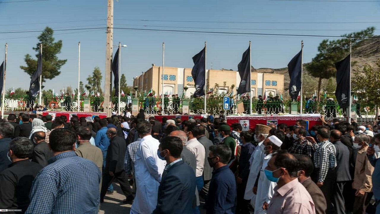 پیکر سه شهید سپاه در زاهدان تشییع و خاکسپاری شدند