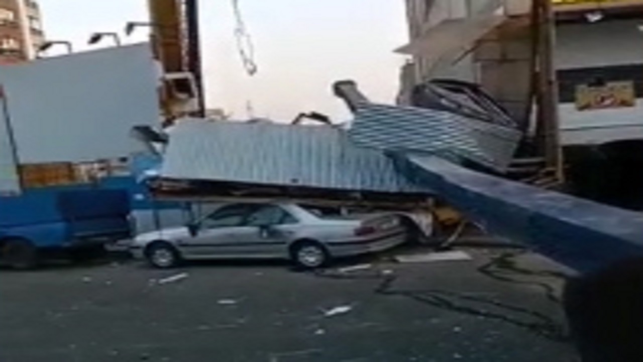 سقوط یکی از ستون‌های ساختمان در حال ساخت در سعادت‌آباد + فیلم