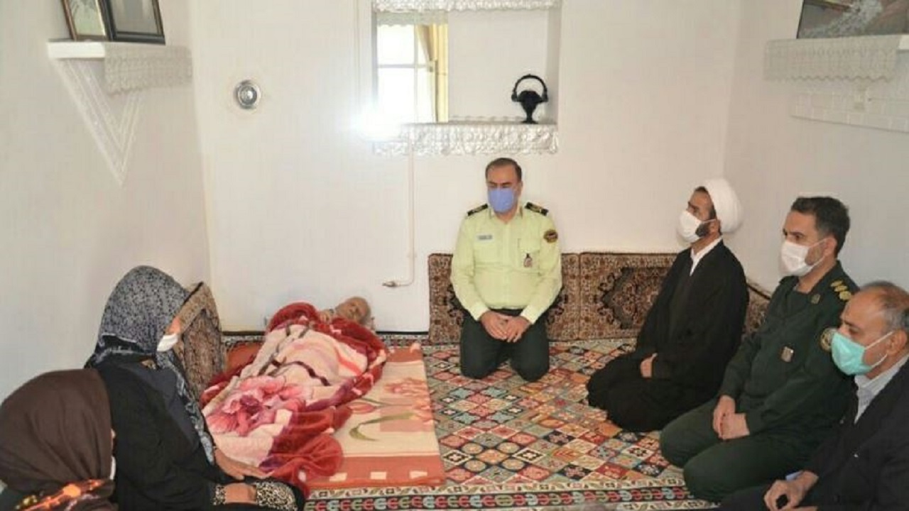 دیدار فرمانده انتظامی کردستان با خانواده شهیده ناهید فاتحی کرجو