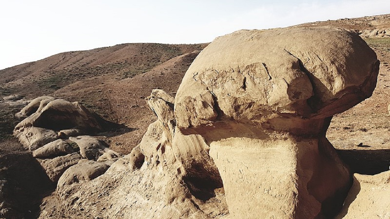 بربلندای تپه مردآباد به تاریخ بنگرید