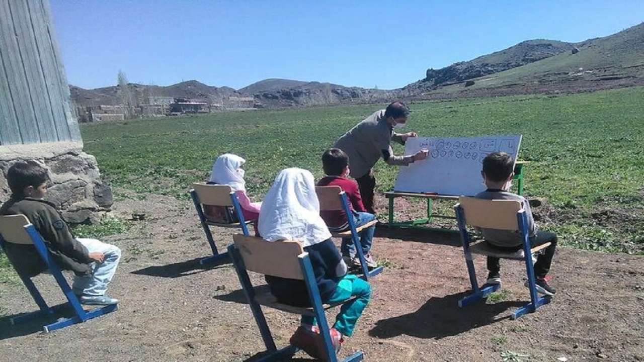 بانک‌ها درتهیه امکانات آموزشی مناطق محروم استان سمنان همکاری کنند