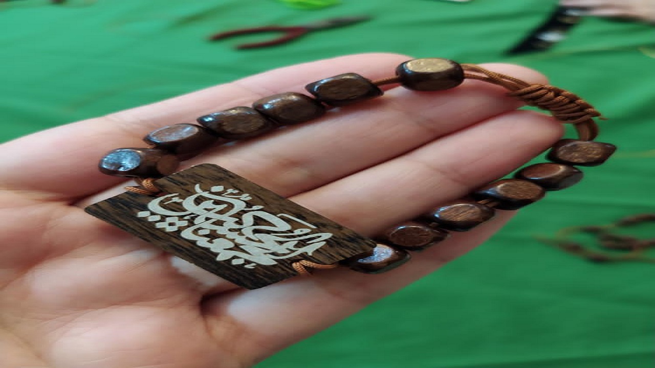 ارسال دستبندهای چوبی منقش به شعار «حب الحسین یجمعنا» از اصفهان به اروپا