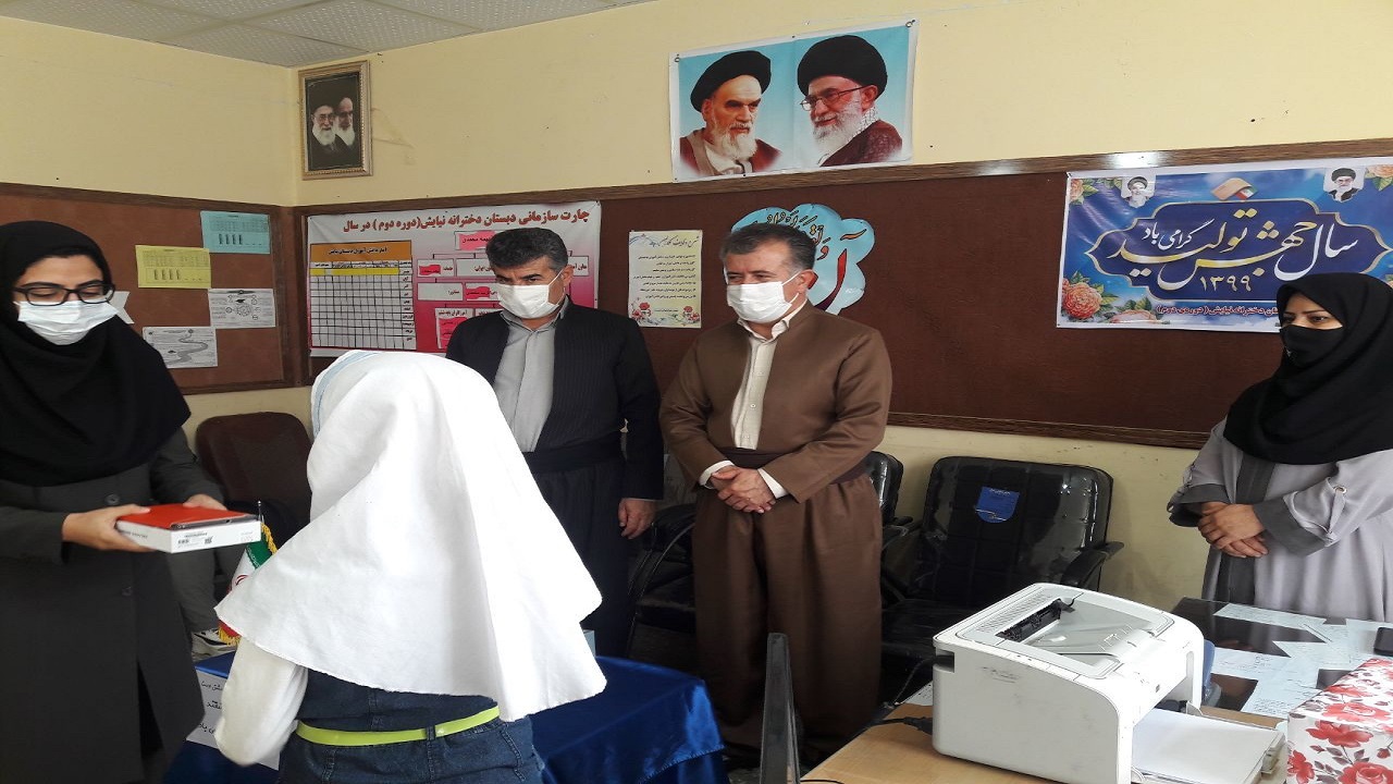 کمک خیر معلم روانسری به سه دانش آموز نیازمند